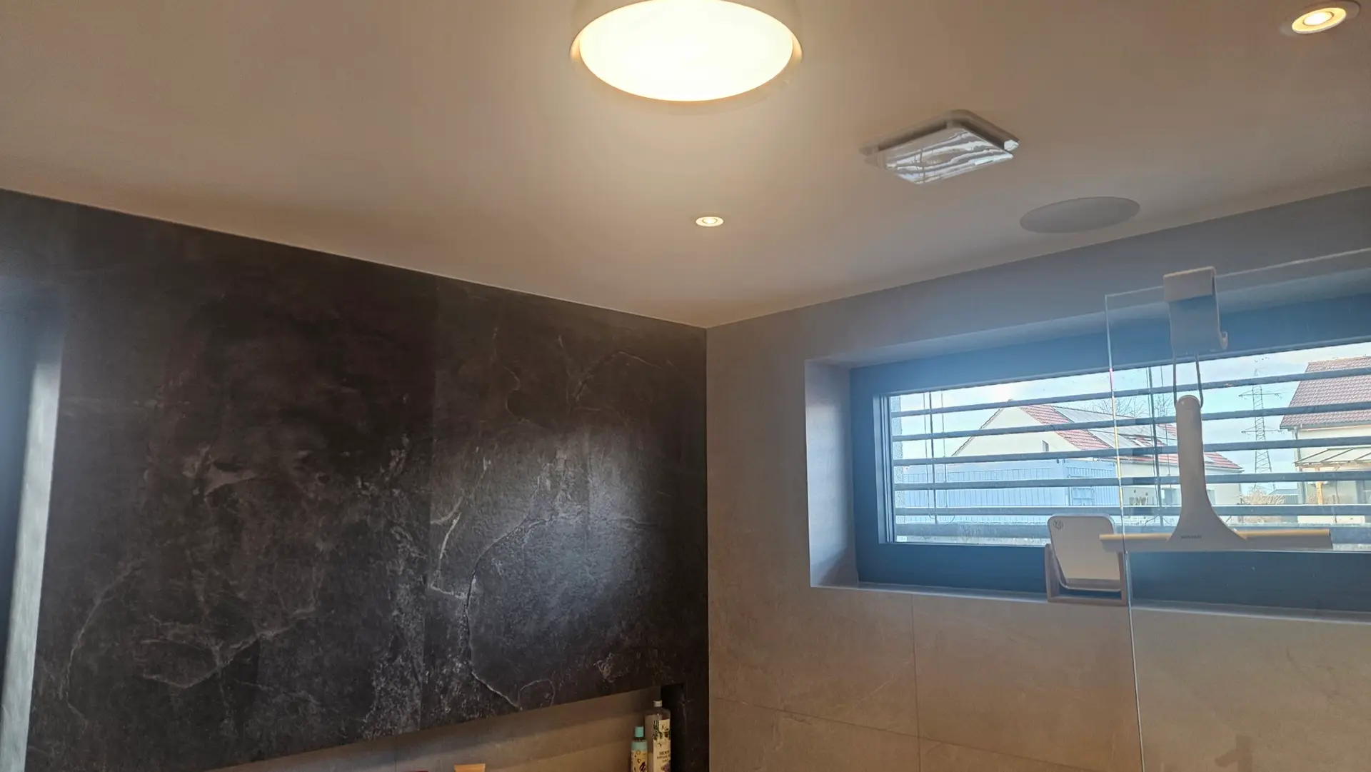 Ambientní LED podsvícení koupelny řízené systémem Loxone, realizace Hradec Králové.