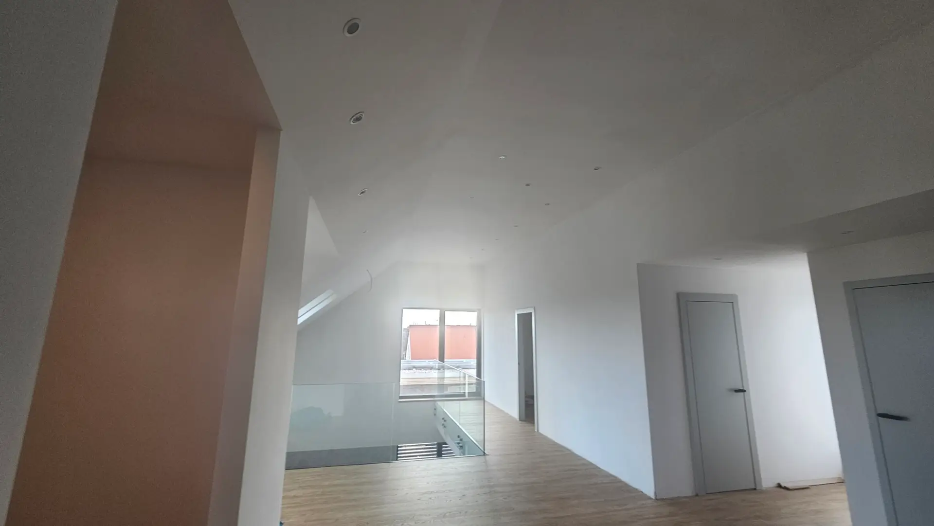 Detailní pohled na stropní bodovky Loxone v moderním interiéru rodinného domu, Hradec Králové.