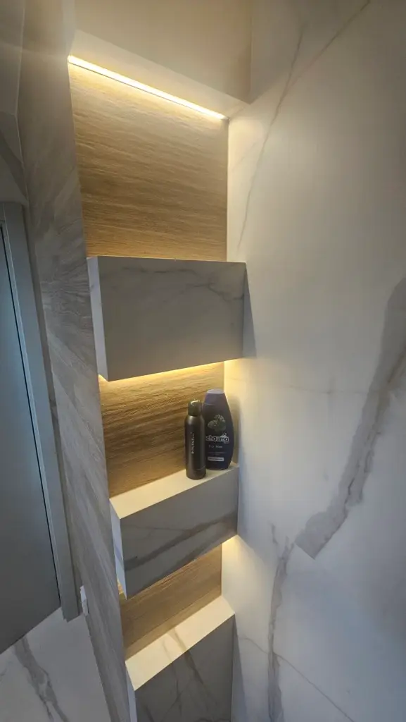 Ambientní LED osvětlení a noční scény řízené systémem Loxone, Hradec Králové.