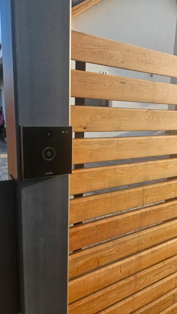 Záběr na mobilní aplikaci Loxone ovládající Interkom a otevírání branky, realizace FutureIN.