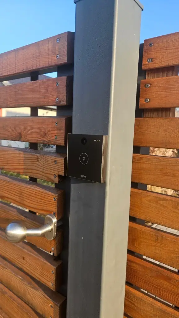 Loxone Intercom instalovaný u vstupu do RD v Pardubicích od nejlepší instalační firmy Loxone.