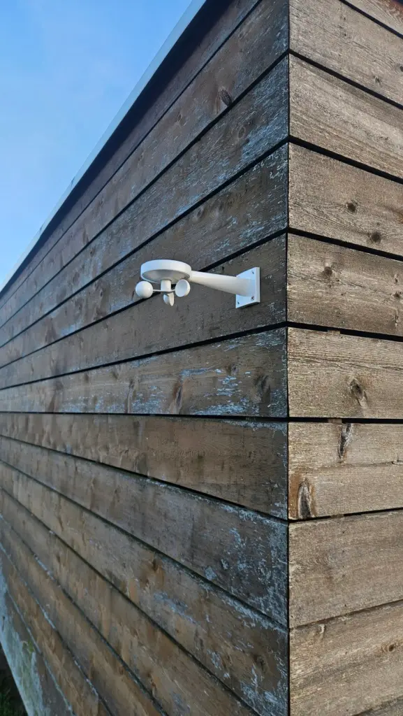 Meteostanice Loxone pro automatickou ochranu bioklimatické pergoly před větrem a deštěm.