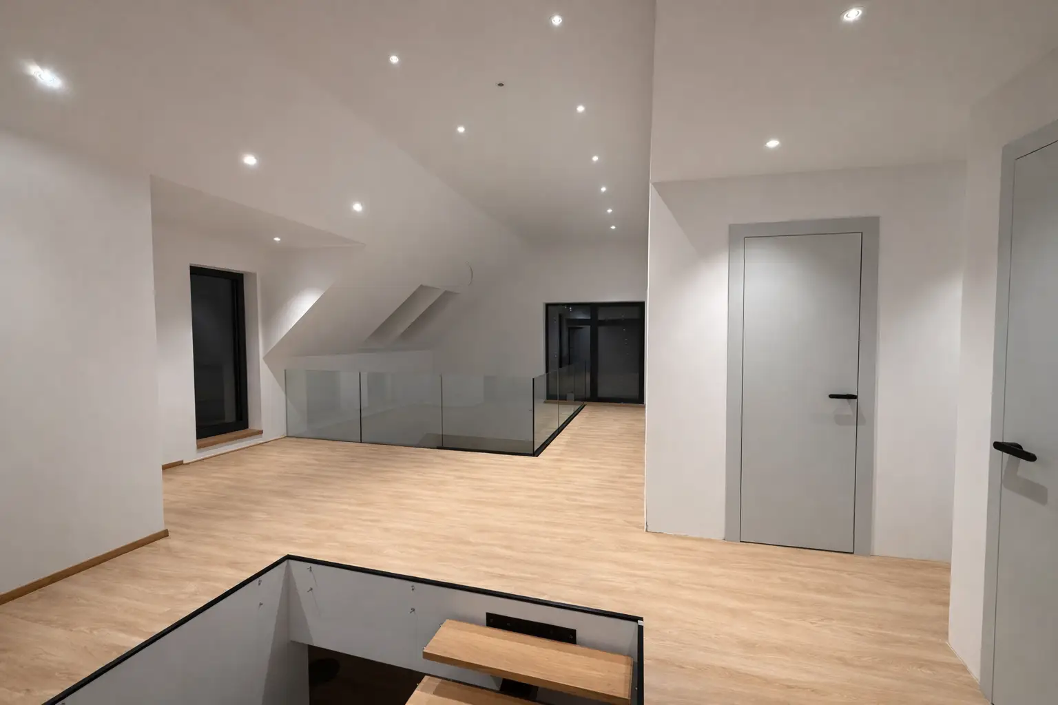 Moderní osvětlení interiéru a podhledová bodová světla v chytré domácnosti Loxone.