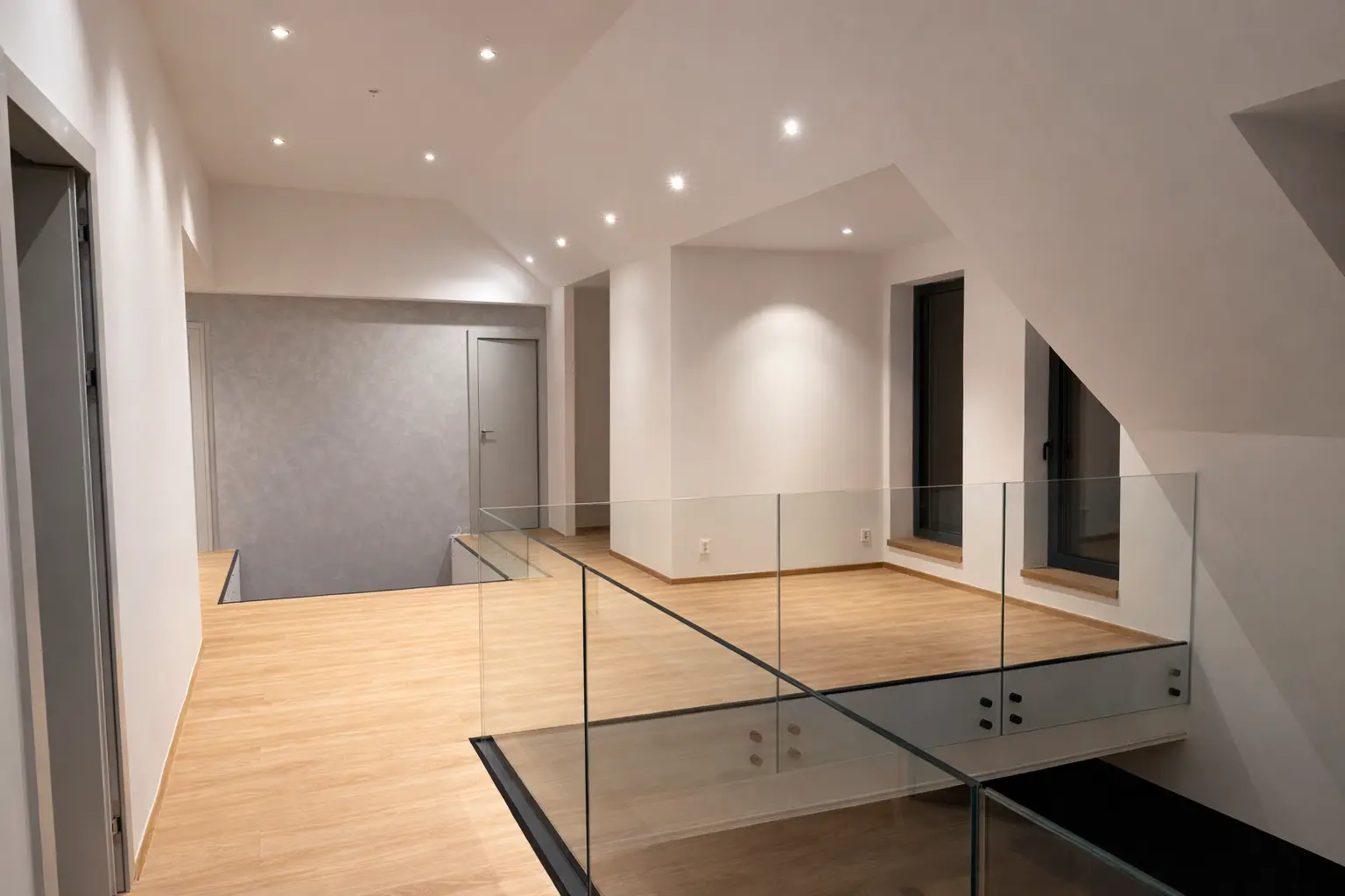 Detailní pohled na stropní bodovky Loxone v moderním interiéru rodinného domu, Hradec Králové.