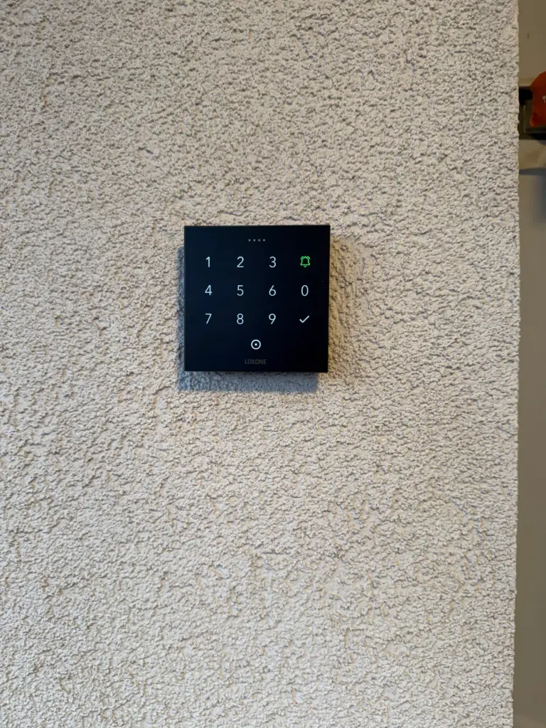Loxone NFC Code Touch v černém provedení pro bezklíčový vstup do domu