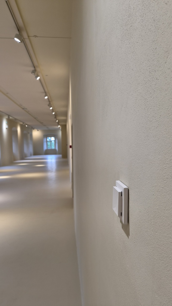 Designové interiérové čidlo Loxone pro měření teploty a CO2 v zámeckém tanečním sále