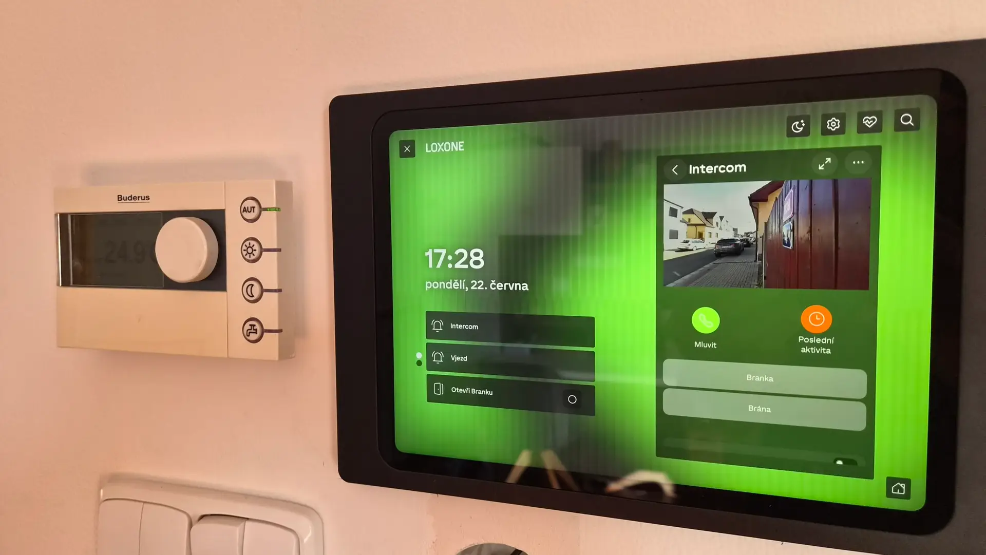 Nástěnný řídicí tablet Loxone pro centrální správu přístupů a audia v bytovém domě – profesionální instalace od jedničky v Hradci Králové a Pardubicích.