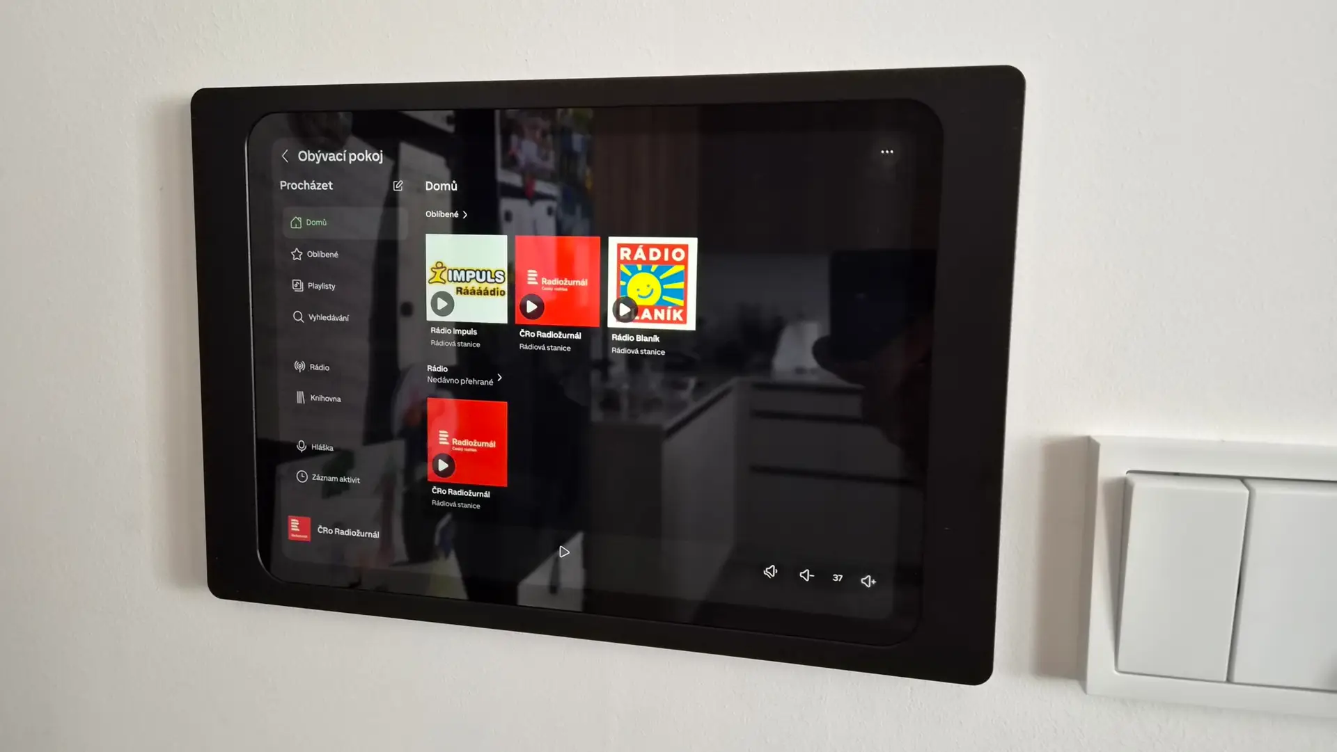 Nástěnný Apple iPad v hliníkovém rámečku s aplikací Loxone pro řízení přístupů Urmet a audia v bytovém domě – prémiová instalace od lídra v Hradci Králové a Pardubicích.