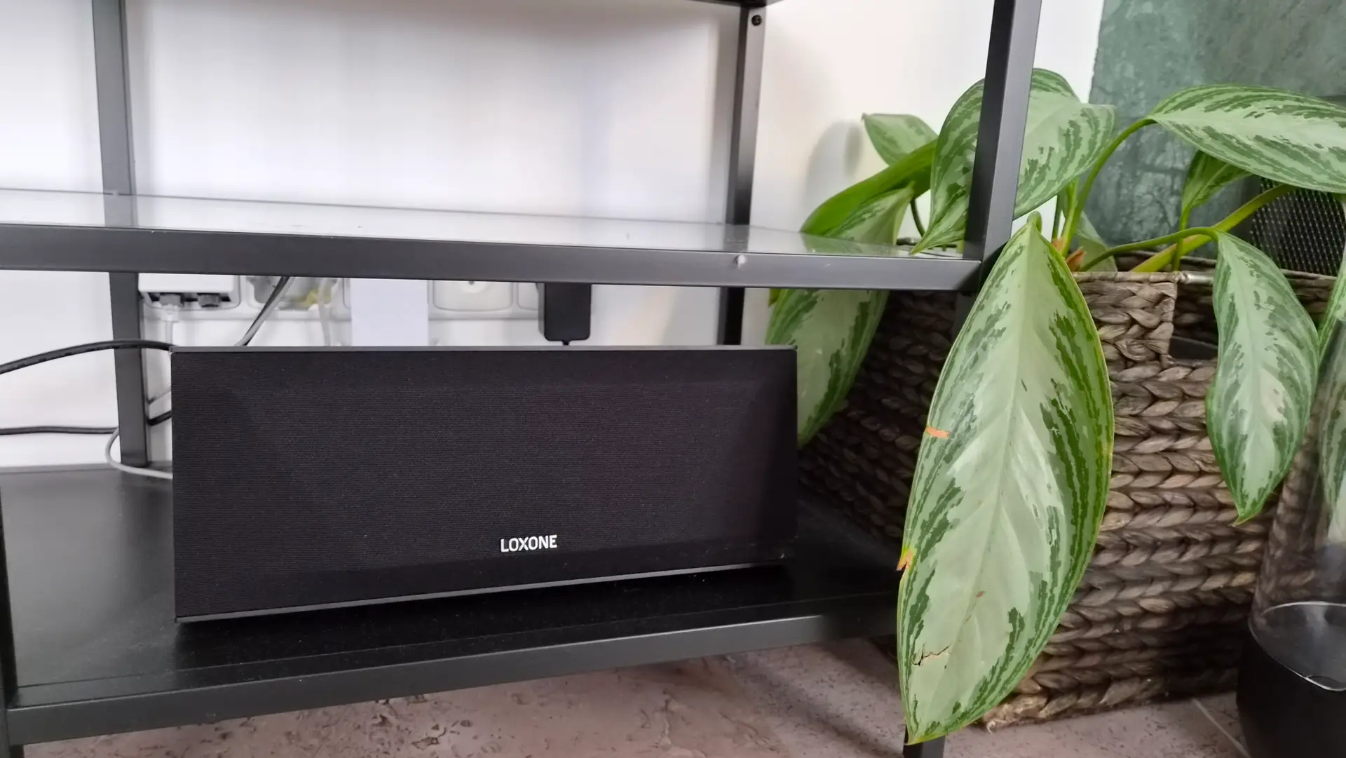 Vestavný Wi-Fi reproduktor Loxone pro multiroom ozvučení společných prostor bytového domu – profesionální instalace audia od jedničky v Hradci Králové a Pardubicích.