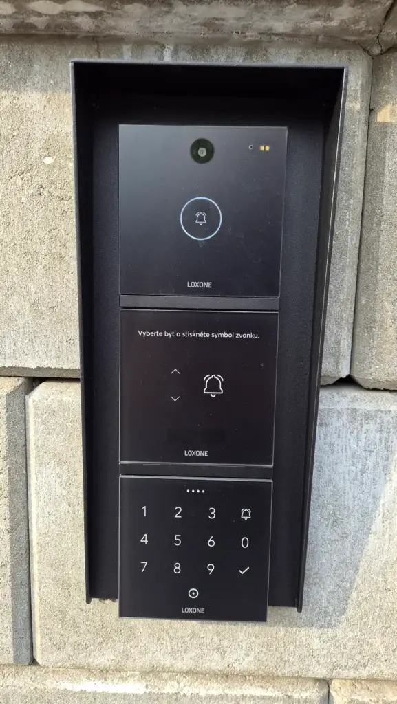 Sdružený Loxone Interkom s přístupovou NFC čtečkou, klávesnicí a voličem bytů Flex – moderní vstupní systém pro bytové domy v Hradci Králové a Pardubicích