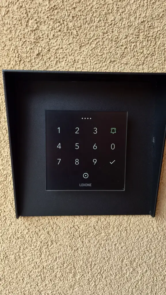 Loxone NFC Code Touch klávesnice u vchodových dveří pro bezklíčový vstup do bytového domu – odborná montáž v Hradci Králové a Pardubicích.